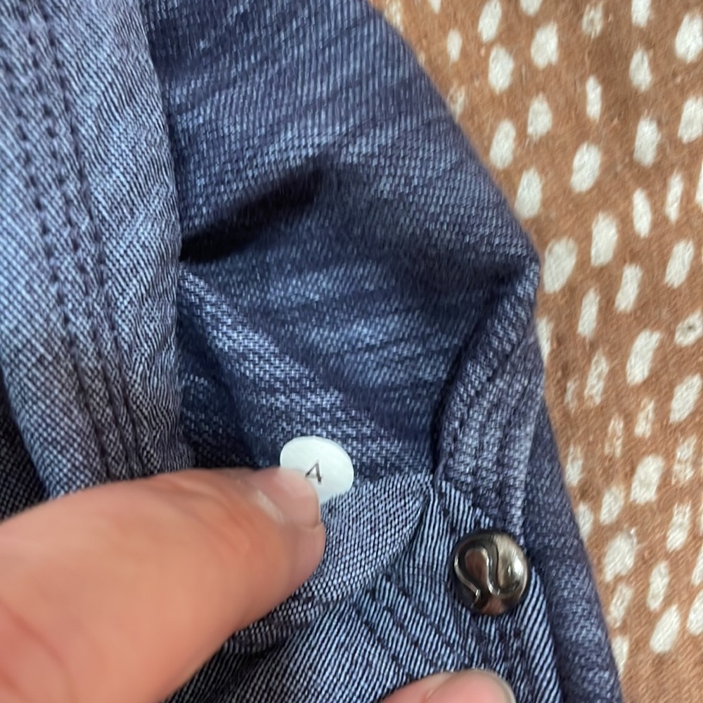 Lululemon shorts size 4 - Picture 5 of 5